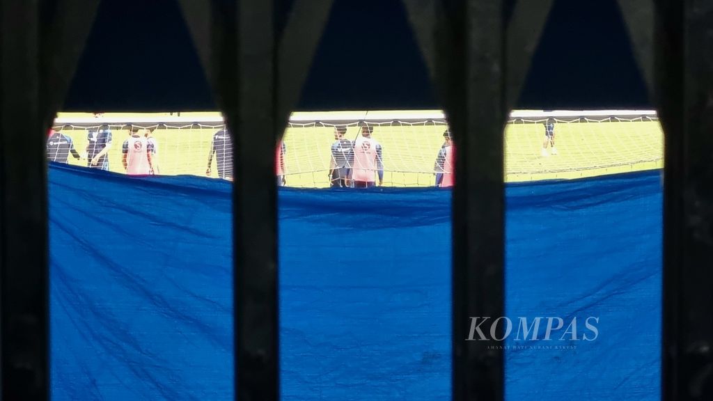 Persib Bandung closed training atmosphere at Sidolig Stadium, Bandung, West Java, Friday (24/5/2024). Even though it was closed, hundreds of <i>bobotoh </i>were still present at the stadium.
