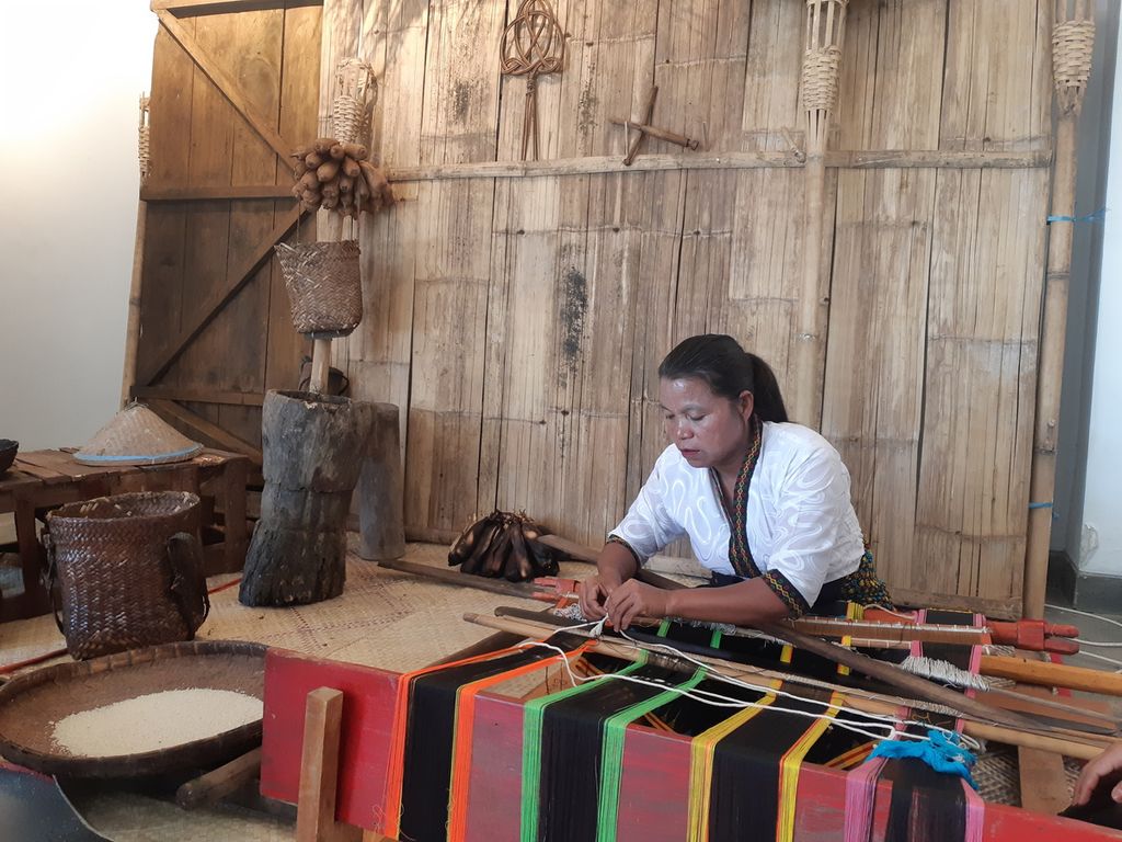 Seorang ibu menenun kain tradisional suku Manggarai di Labuan Bajo, Kabupaten Manggarai Barat, Nusa Tenggara Timur, Selasa (6/5/2023). Kain tenun dengan motif mata manuk diberikan kepada pemimpin negara ASEAN yang hadir dalam KTT ke-42 di Labuan Bajo.