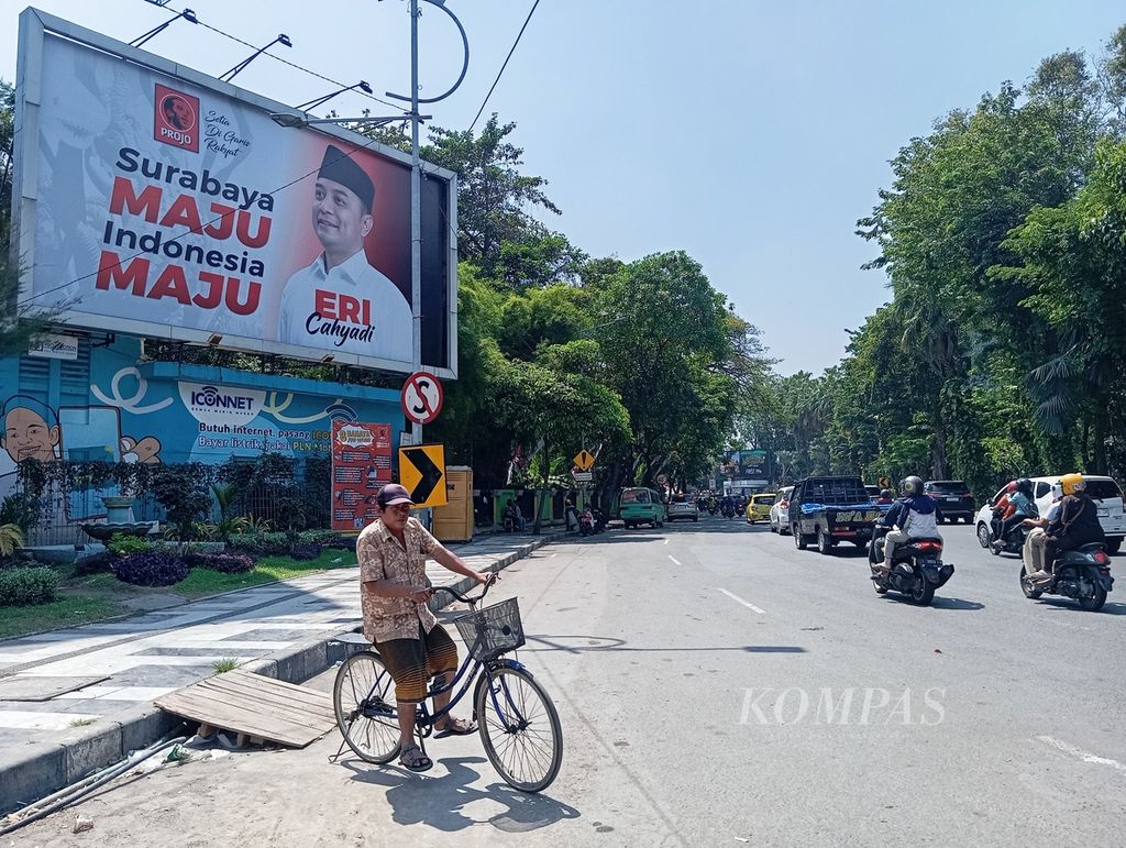 Papan reklame dengan sosok Wali Kota Surabaya Eri Cahyadi di Jalan Raya Darmo, Surabaya, Jawa Timur, Minggu (4/8/2024). PDI-P telah menerbitkan surat tugas kepada Eri Cahyadi untuk kembali maju dalam Pemilihan Wali Kota Surabaya.