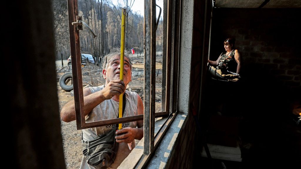 Martin Ponce memulai rekonstruksi rumahnya yang rusak parah akibat kebakaran hutan di Santa Juana, Concepcion, Chile, Kamis (9/2/2023) waktu setempat. 