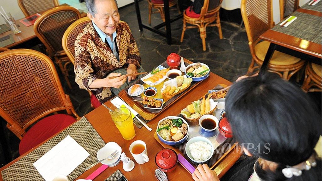Pengunjung asal Jepang menikmati santap siang di Restoran Kikugawa, Cikini, Jakarta, Kamis (2/2). Restoran Kikugawa merupakan salah satu restoran pertama yang menyajikan makanan khas Jepang di Jakarta. 