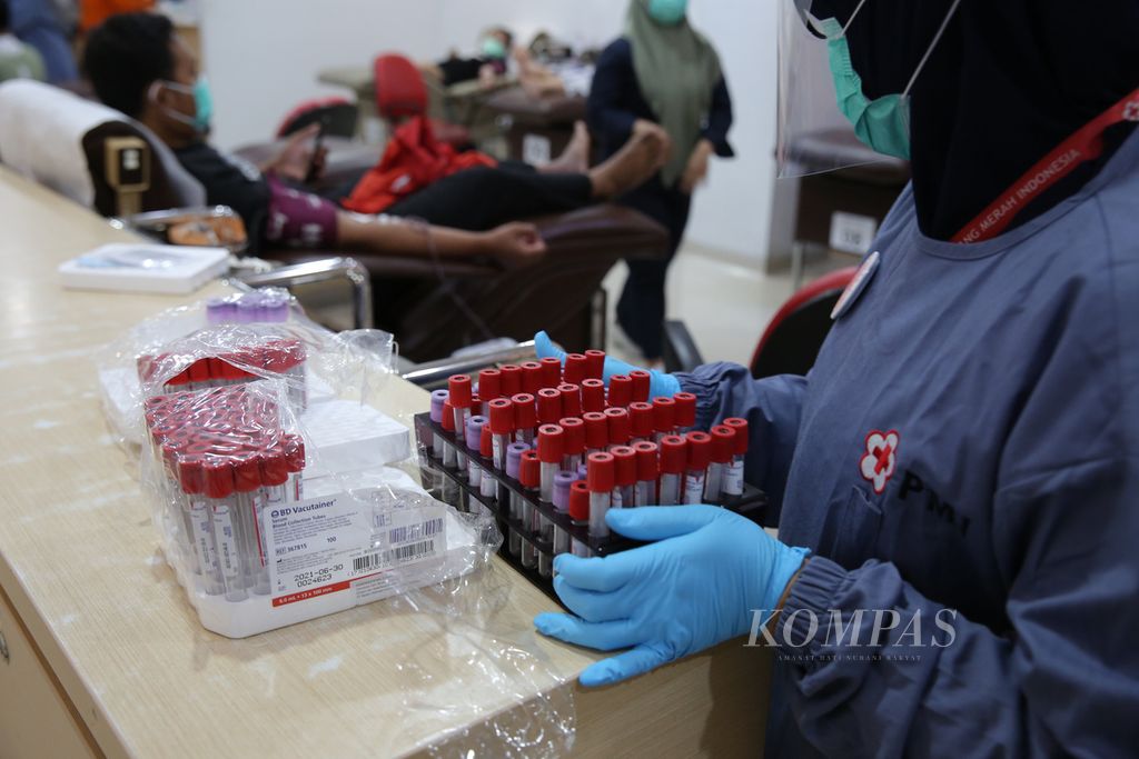 Warga mendonorkan darah mereka di Unit Transfusi Darah PMI DKI Jakarta, Sabtu (6/2/2021).