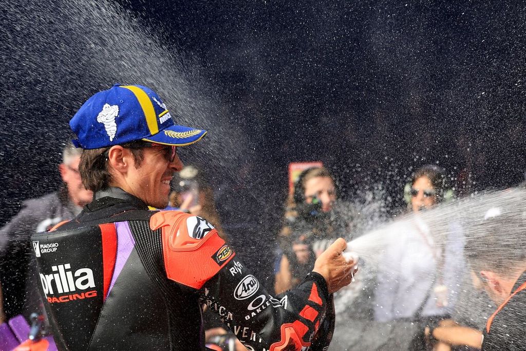 Pebalap Aprilia Maverick Vinales melakukan selebrasi setelah memenangi balapan sprint Grand Prix MotoGP seri Portugal di Sirkuit Internasional Algarve, Portimao, Sabtu (23/3/2024). 
