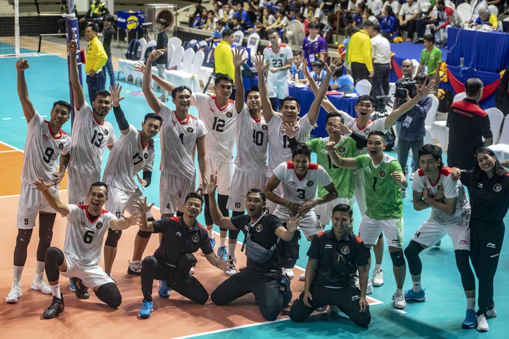 Tim bola voli putra Indonesia merayakan sukses mereka lolos ke final SEA Games Kamboja 2023 seusai mengalahkan Vietnam di Phnom Penh, Kamboja, Minggu (7/5/2023). 