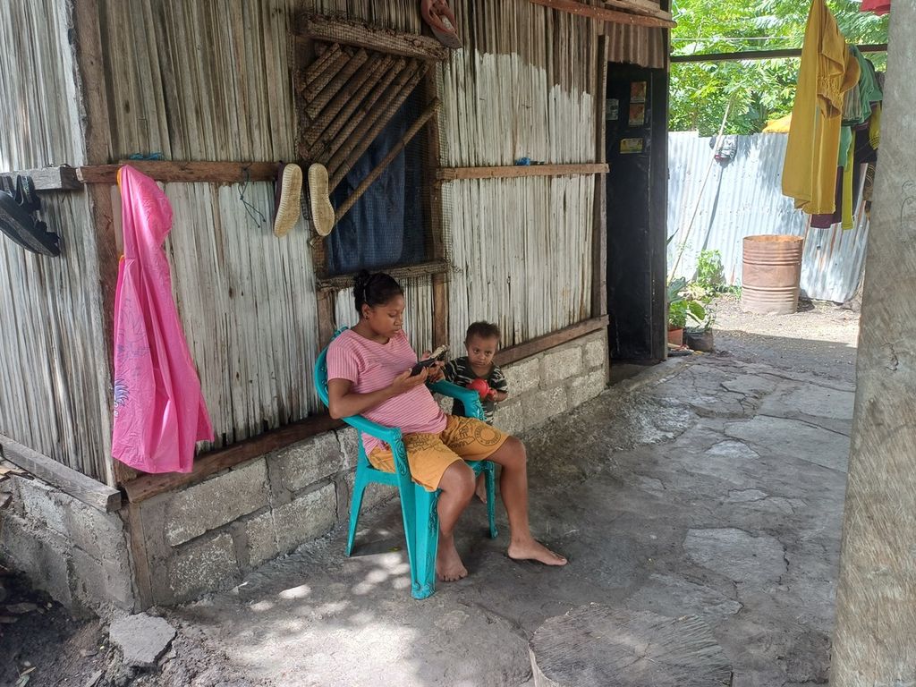  Salah seorang perempuan mantan pekerja migran ilegal yang ditampung di sebuah rumah sederhana di dekat kediaman Pdt Emmy Sahertian di Kupang, Senin (5/2/2024).