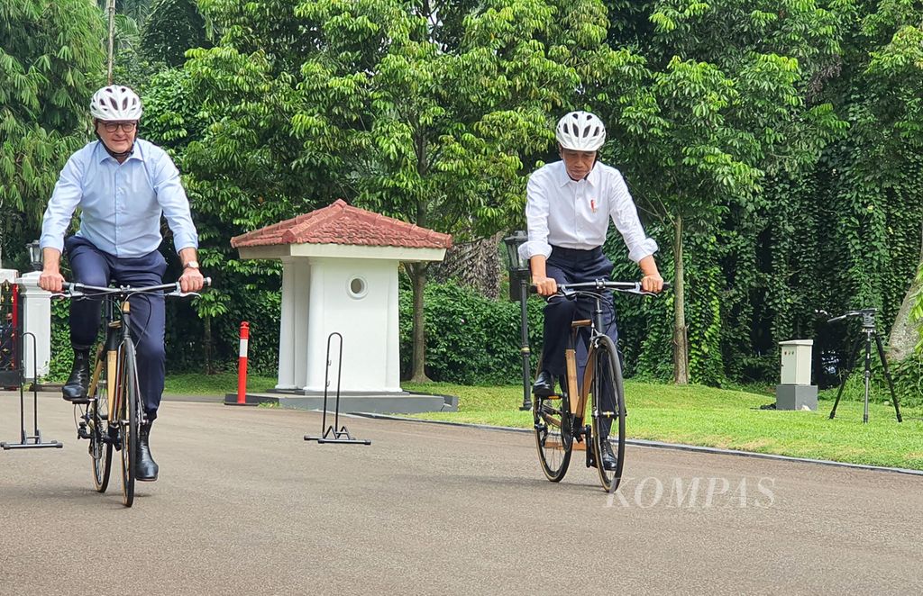 Presiden Joko widodo dan Perdana Menteri Australia Anthony Albanese bersepeda bersama di kompleks Istana Bogor, Jawa Barat, Senin (6/6/2022). 