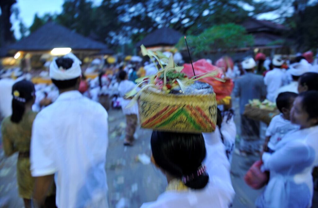 Umat Hindu membawa sesaji datang ke Pura Sakenan di Pulau Serangan, Denpasar, Bali untuk melaksanakan sembahyang dalam rangkaian perayaan Kuningan, Minggu (7/4/2013). 