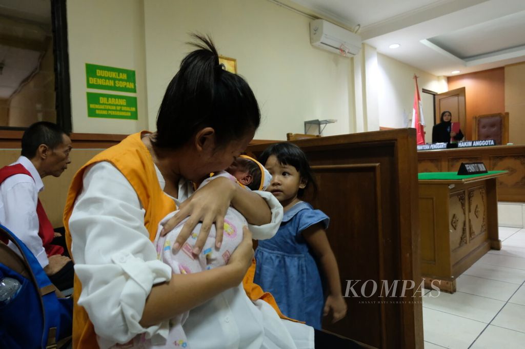 FT (22) dan kedua putrinya saat menjalani persidangan karena tuduhan penipuan di Pengadilan Negeri Bekasi, Jabar, pada 2018. Meski kondisinya yang tengah hamil dan memiliki dua anak kecil, FT tetap ditahan. 