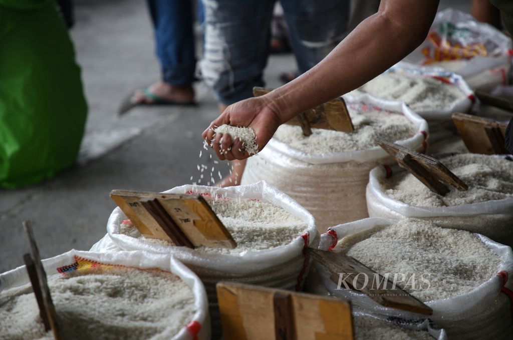 Calon pembeli memeriksa beras yang dijual di salah satu toko di pasar induk beras Cipinang, Jakarta Timur, Minggu (5/3/2023). Beras menjadi salah satu komoditas penyumbang inflasi bulan Februari 2023.