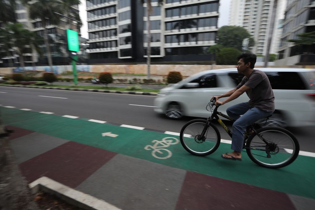 Jalur sepeda di trotoar ruas Jalan Pintu Satu, Senayan, Jakarta Pusat, Sabtu (23/11/2019).
