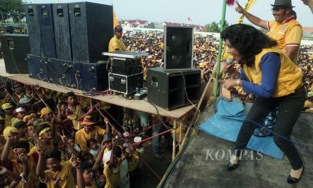 Penyanyi dangdut Camelia Malik menghibur massa saat kampanye Golkar pada Pemilu 1992 di Jakarta, Sabtu (23/5/1992). 