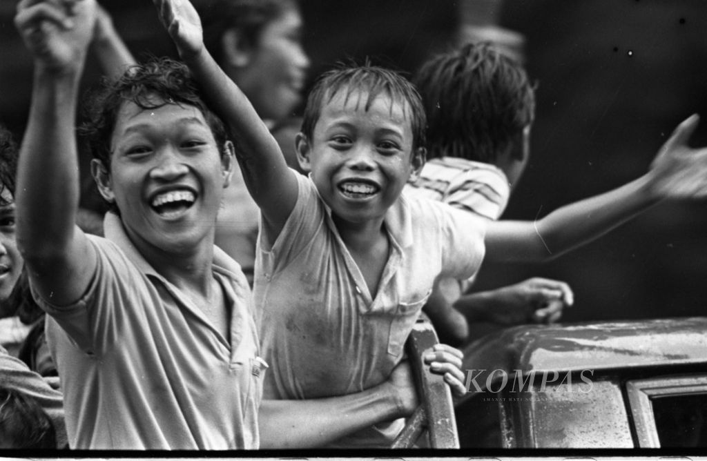 Simpatisan Partai Persatuan Pembangunan (PPP) termasuk anak-anak mengikuti kampanye PPP pada hari pertama kampanye Pemilu 1987 di Jakarta, Selasa (24/3/1987). 