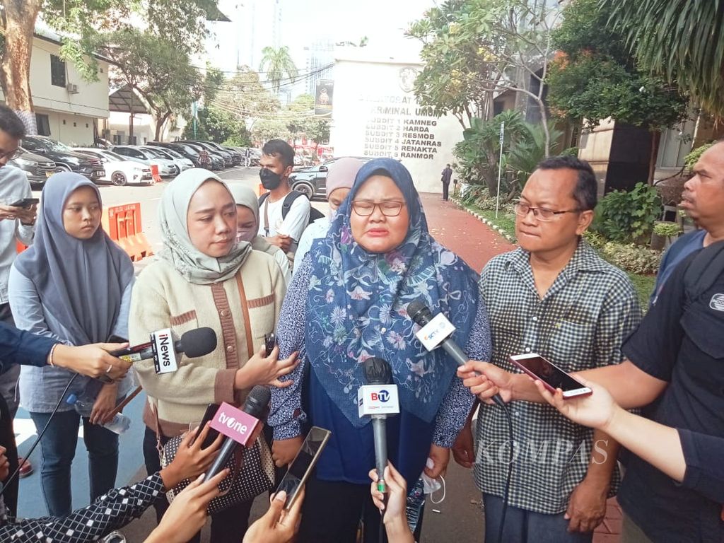 Beberapa korban pelaku penipuan dan penggelapan penjualan produk iPhone, Rihana-Rihani, mendatangi Polda Metro Jaya, Jakarta, di hari penangkapan para pelaku, Selasa (4/7/2023).