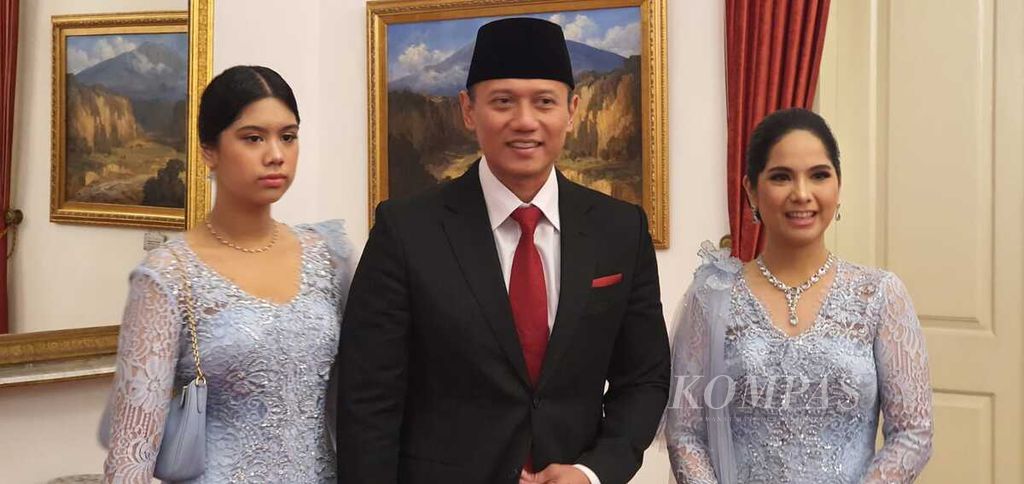 Agus Harimurti Yudhoyono didampingi istrinya, Annisa Pohan (kanan) dan putrinya, Almira Tunggadewi (kiri), di Istana Negara, Jakarta, Rabu (21/2/2024). Agus dilantik menjadi Menteri Agraria dan Tata Ruang oleh Presiden Joko Widodo.