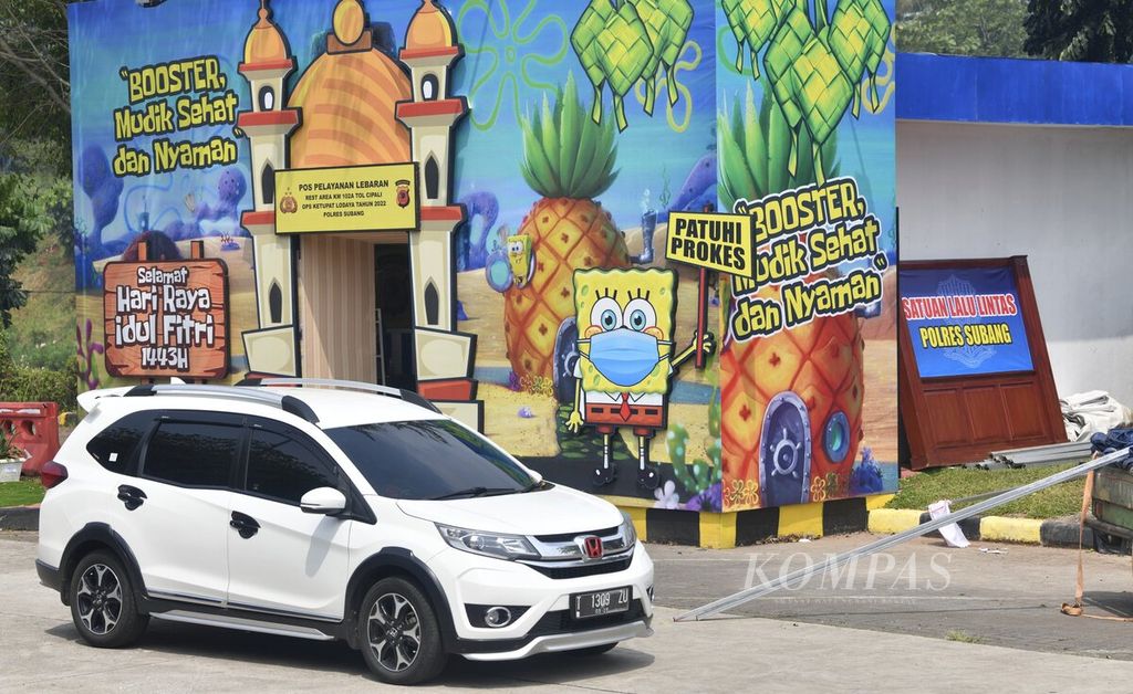 Kendaraan melintas di depan pos playanan arus mudik Lebaran 2022 yang disiapkan di Rest Area Kilometer 102 Jalan Tol Cikopo-Palimanan di Subang, Jawa Barat, Rabu (20/4/2022).