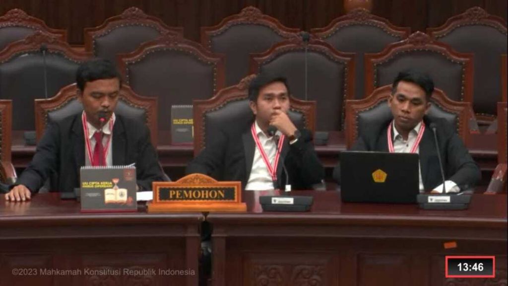 Leonardo Siahaan, Eliadi Hulu, dan Saiful Salim (kiri ke kanan) mengikuti sidang perdana pengujian Undang-Undang Partai Politik di ruang sidang Gedung Mahkamah Konstitusi, Selasa (11/7/2023). Mereka mempersoalkan tidak adanya pembatasan masa jabatan ketua umum partai politik.