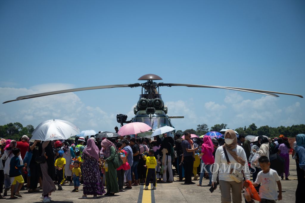 Pengunjung melihat helikopter EC-725 Caracal dari Skuadron Udara 1 Elang Khatulistiwa, Pontianak, saat static show di Pangkalan Udara Hang Nadim, Batam, Kepulauan Riau, Kamis (29/2/2024).