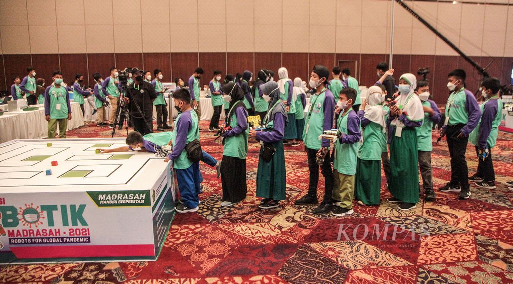 Sebanyak 82 tim madrasah yang lolos seleksi dari total 490 tim dari seluruh Indonesia mengikuti Kompetisi Robot Madrasah yang digelar secara tatap muka di ICE BSD City, Tangerang, Banten, Minggu (17/10/2021).