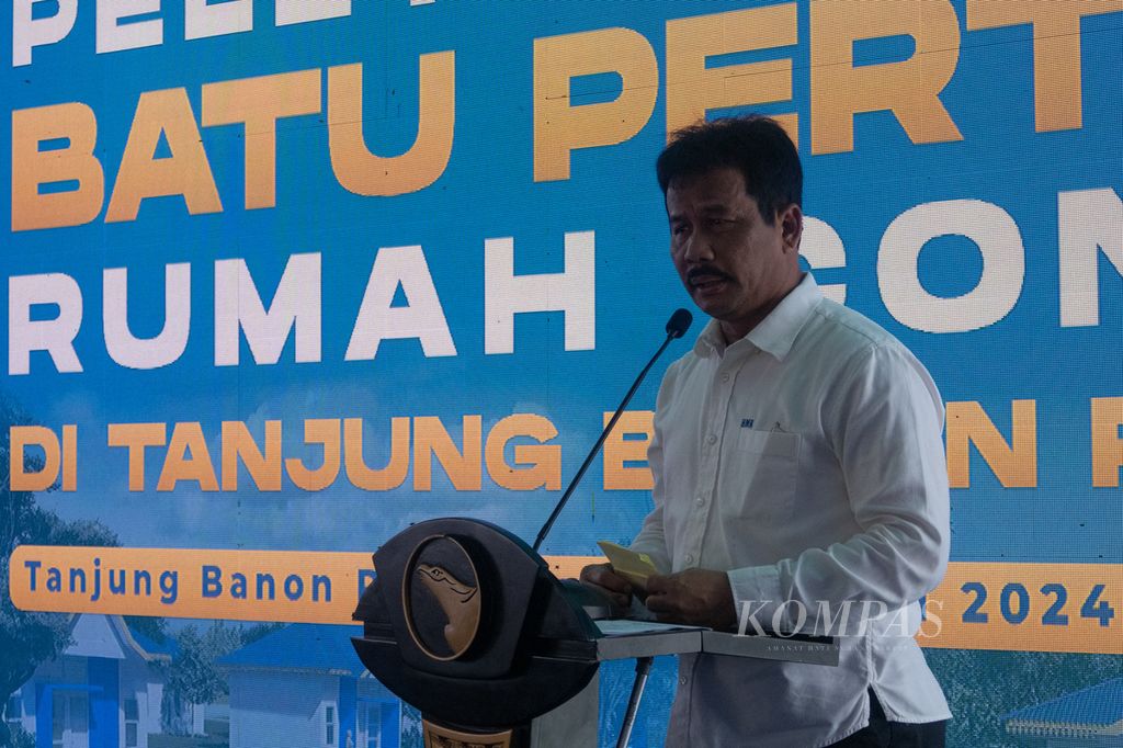Kepala Badan Pengusahaan Batam Muhammad Rudi memberikan sambutan saat acara peletakan batu pertama pembangunan rumah contoh relokasi warga terdampak Proyek Strategis Nasional Rempang Eco City di Kampung Tanjung Banun, Pulau Rempang, Batam, Kepulauan Riau, Rabu (10/1/2024).