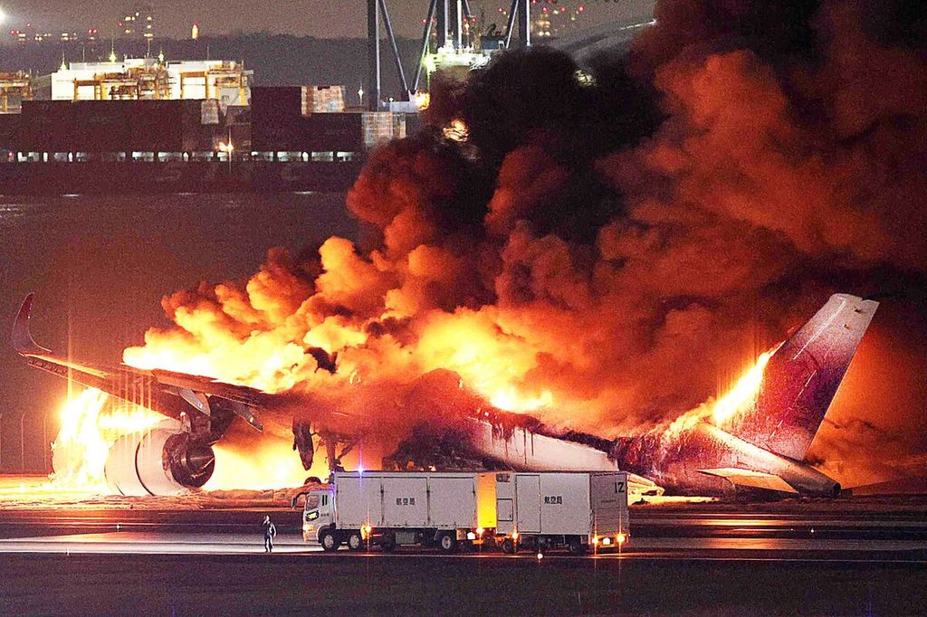 Dalam foto yang dirilis oleh Jiji Press tampak A350 milik Japan Airlines terbakar habis di landasan Bandara Haneda, Tokyo, setelah bertabrakan dengan sebuah pesawat milik pejaga pantai Jepang, Selasa (2/1/2024).