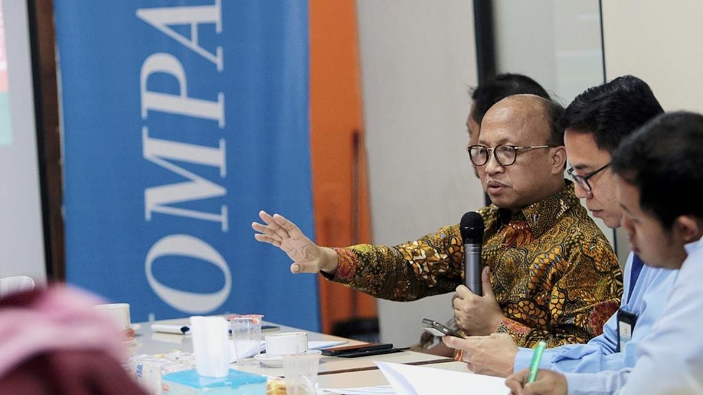 Sekjen Kemendesa PDTT Anwar Sanusi (kiri) berbicara dalam Diskusi Kelompok Terfokus bertema Percepatan Pembangunan Desa” kerja sama <i>Kompas</i> dengan Sinau Desa di Kantor <i>Kompas</i> Biro Malang, Jawa Timur, Rabu (4/3/2020). 