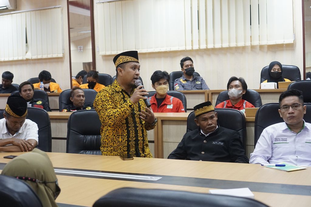 Eko Supriadi dari Humas Lembaga Adat Paser berbicara dalam Kuliah Umum dan Bincang-bincang Ibu Kota Negara di Universitas Balikpapan, Kalimantan Timur, Selasa (21/6/2022).
