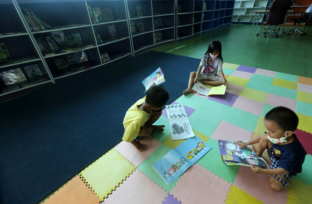 Anak-anak membaca koleksi buku di Perpustakaan Umum dan Depo Arsip di Rawa Bunga, Jatinegara, Jakarta Timur, Selasa (28/12/2021). 