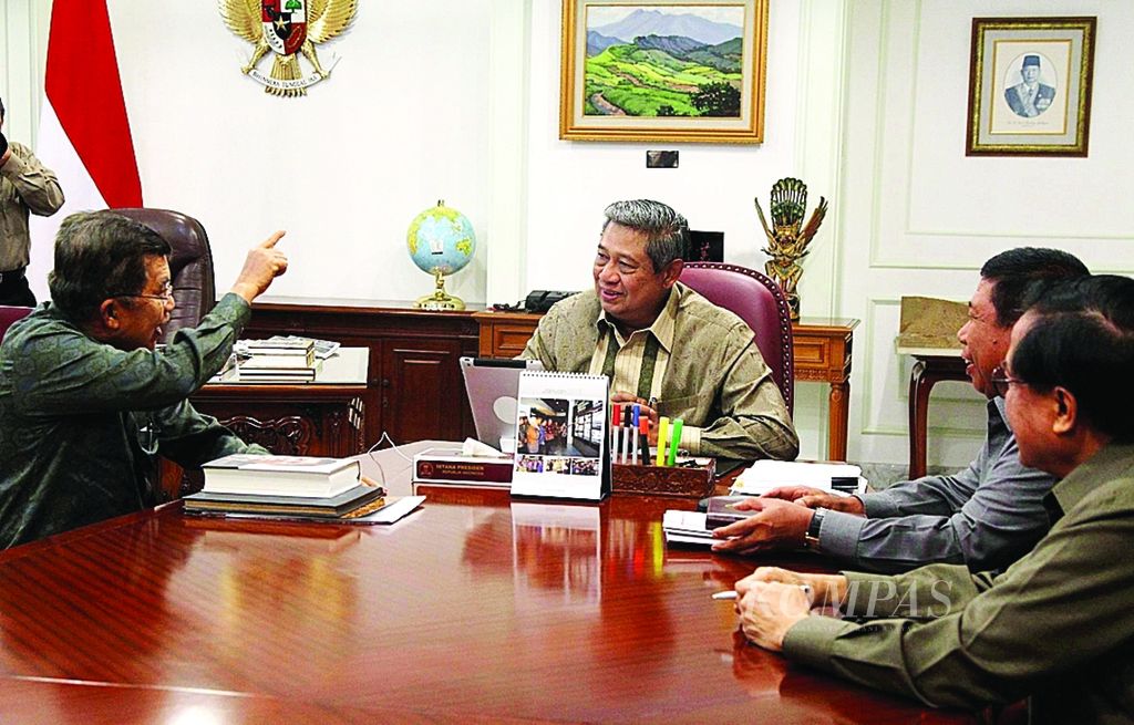 Presiden Susilo Bambang Yudhoyono didampingi Mensesneg Sudi Silalahi (kedua dari kanan) dan Seskab Dipo Alam (kanan) menerima kunjungan mantan Wapres Jusuf Kalla di Ruang Kerja Kantor Presiden, Jakarta, Jumat (18/1/2013). 