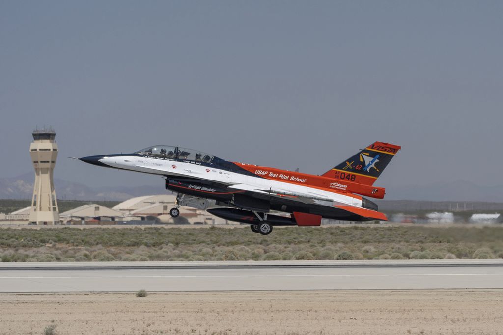 Pesawat X-62A Vista, jet tempur F-16 milik Angkatan Udara Amerika Serikat yang dilengkapi kecerdasan buatan, lepas landas dari Pangkalan Udara Edwards di California, AS.