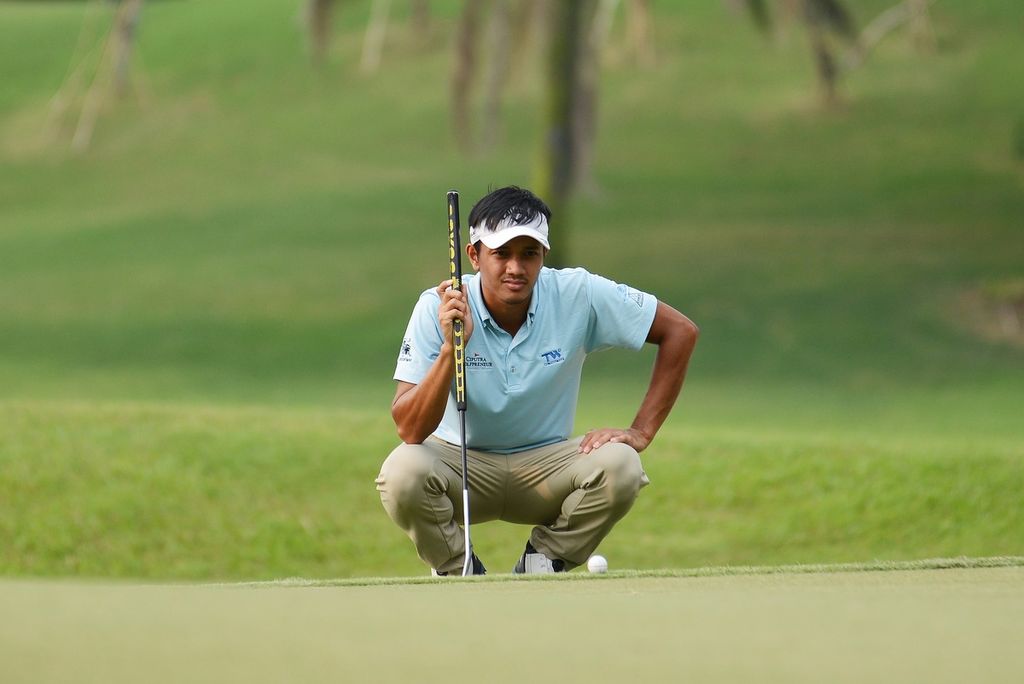 Pegolf Indonesia Kevin Akbar sedang memperkirakan jarak bola ke hole pada turnamen golf BNI Ciputra Golfpreneur ADT 2022, Jumat (26/8/2022) di Damai Indah Golf, Serpong, Banten. Kevin lolos dari "cut off" dan berhak maju ke putaran final