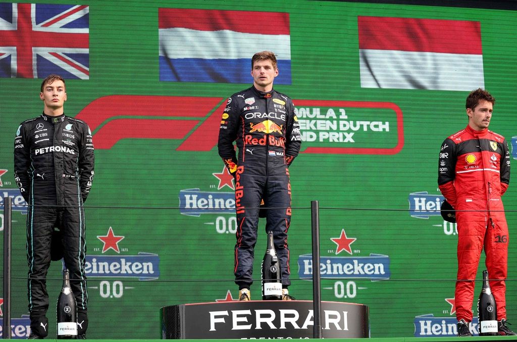 Para juara balapan Formula 1 seri Belanda (dari kiri) pebalap Mercedes George Russell finis kedua, pebalap Red Bull Max Verstappen finis pertama, dan pebalap Ferrari Charles Leclerc finis ketiga. Ketiganya berdiri di atas podium seusai balapan Grand Prix Formula 1 seri Belanda di Sirkuit Zandvoort, Belanda, Minggu (4/9/2022). 