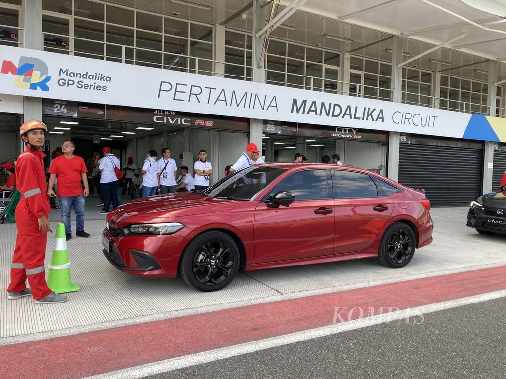 Honda Civic RS siap diajak <i>drag race</i> dalam Honda Trackfest 2023 di Sirkuit Internasional Pertamina Mandalika di Lombok, Nusa Tenggara Barat, Selasa (30/5/2023).