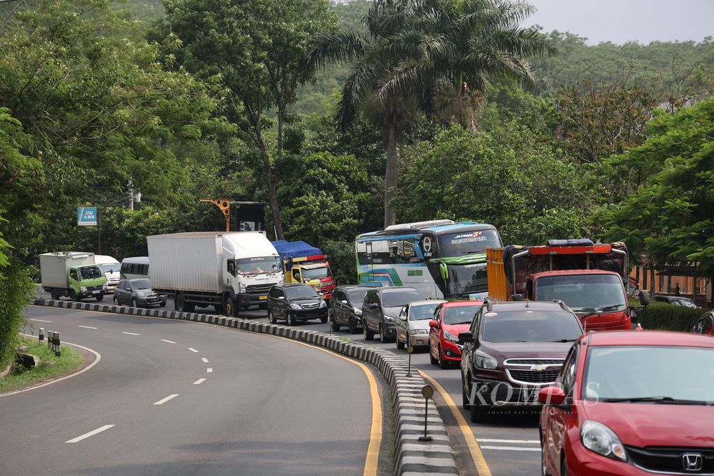 Kecelakaan truk di pintu keluar Tol Bawen di Kecamatan Bawen, Kabupaten Semarang, Jawa Tengah, mengakibatkan kemacetan lalu lintas hingga lebih dari 5 kilometer di Jalan Raya Semarang-Solo, Sabtu (16/12/2023). 