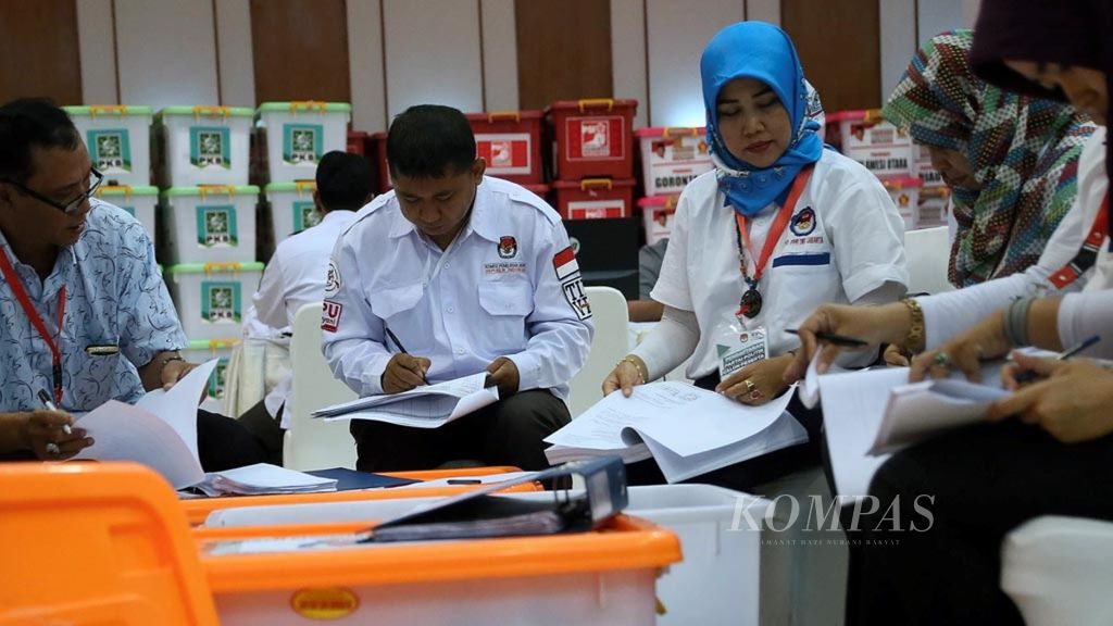 Petugas Komisi Pemilihan Umum (KPU) memeriksa berkas syarat pendaftaran partai politik di Kantor KPU, Jakarta, Senin (20/11/2017).