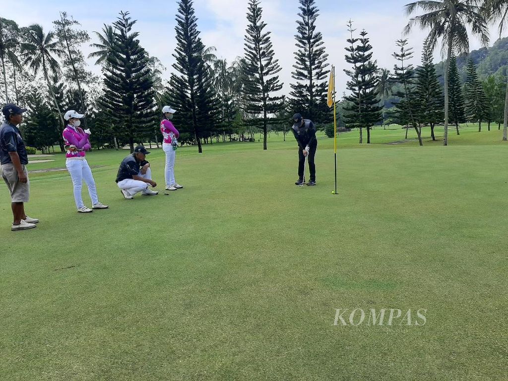 Seorang peserta Borobudur World Amateur Golfers Championship (BWAGC) mengayunkan stik golf untuk memasukkan bola ke dalam lubang, Sabtu (12/3/2022).