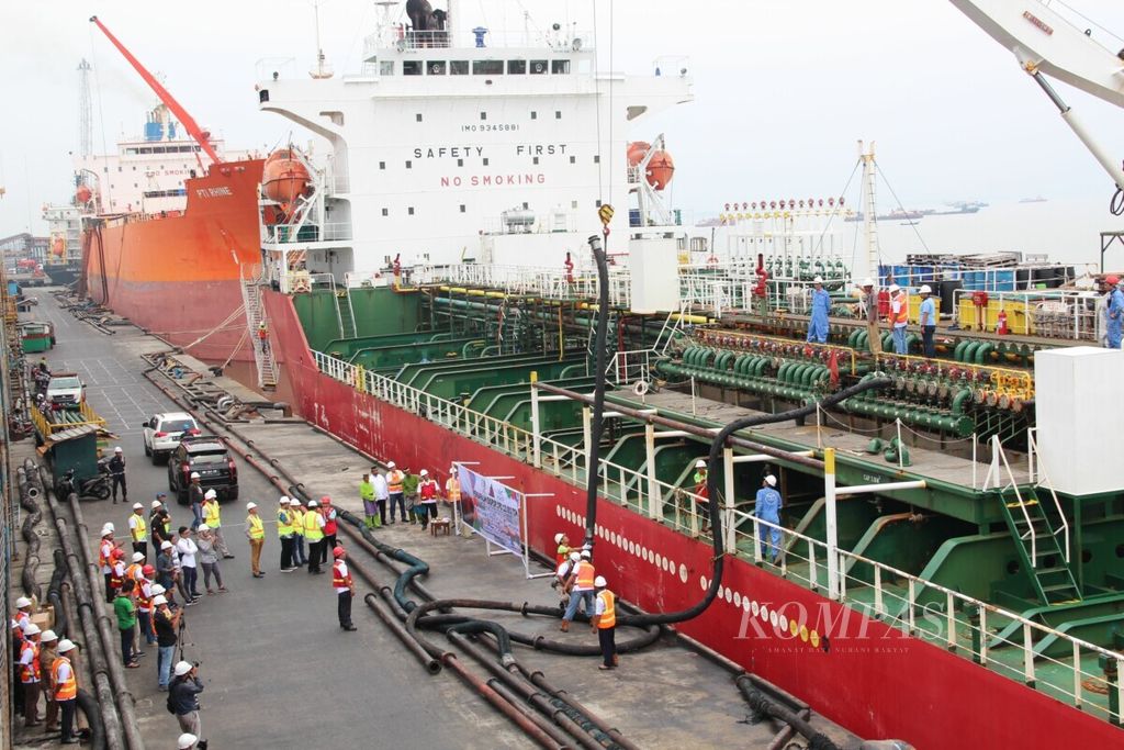 Ekspor minyak kelapa sawit mentah (CPO) PT Perkebunan Nusantara III dari Pelabuhan Dumai, Riau pada (23/9/2018)