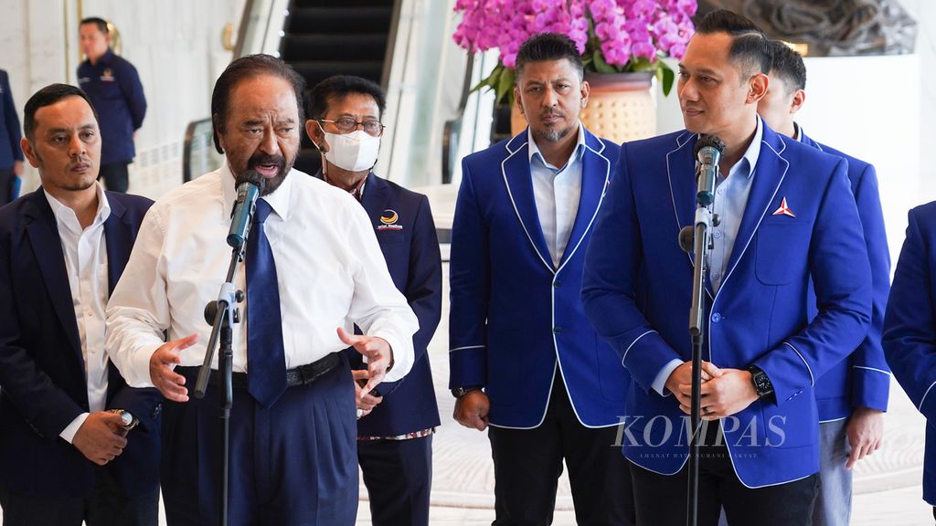 Ketua Umum Partai Nasional Demokrat (Nasdem) Surya Paloh dan Ketua Umum Partai Demokrat Agus Harimurti Yudhoyono menyampaikan keterangan seusai melakukan pertemuan, di Kantor DPP Partai Nasdem, Jakarta, 23 Juni 2022. 