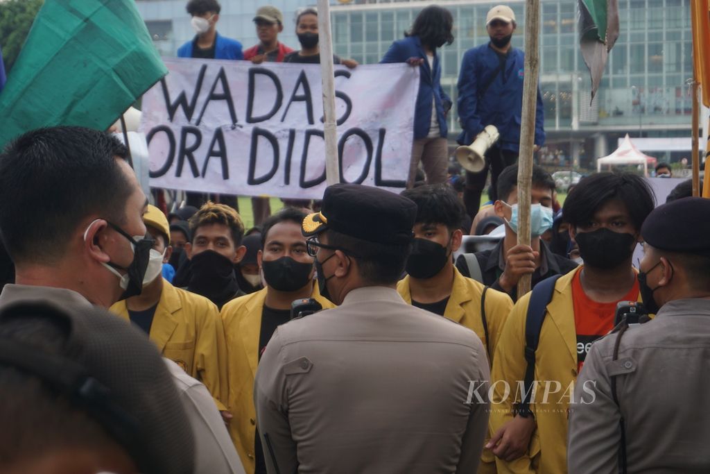 Ratusan mahasiswa menggelar aksi solidaritas untuk kasus Wadas di Alun-alun Purwokerto, Banyumas, Jawa Tengah (11/2/2022).