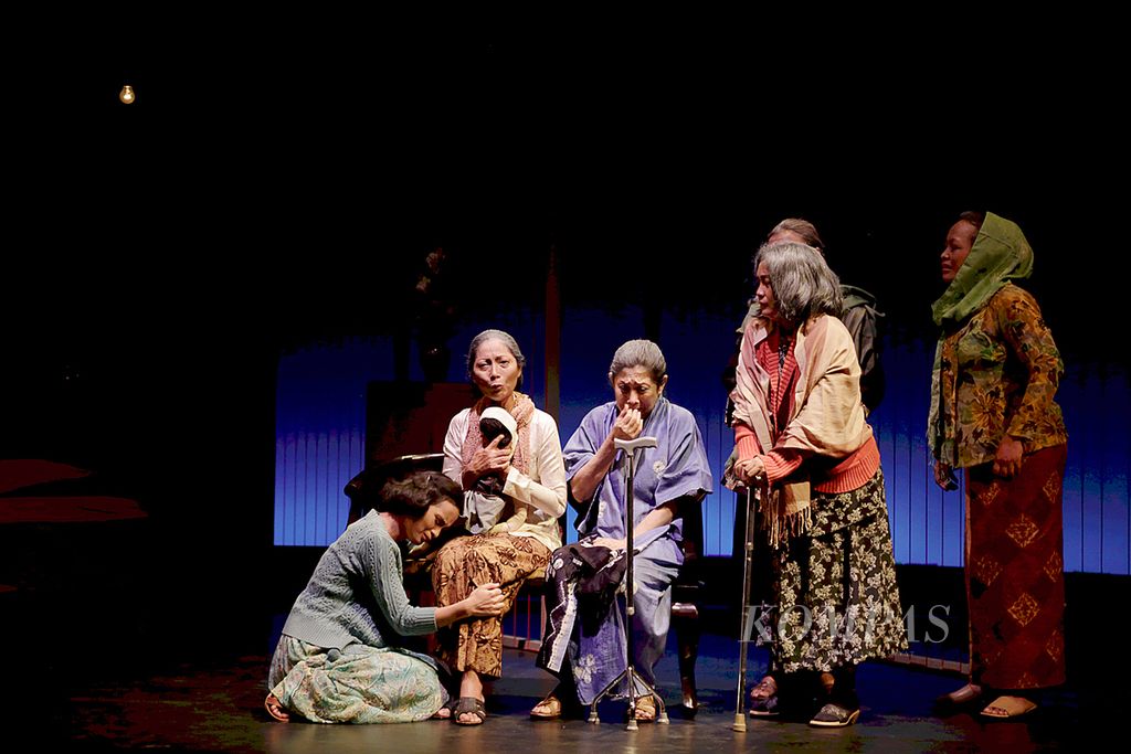 Pertunjukan teater Nyanyi Sunyi Kembang Genjer di Gothe Institute, Menteng, Jakarta Pusat, beberapa waktu lalu. Mengangkat fakta sejarah tentang para perempuan usia senja, bekas tahanan politik 1965, korban ketidakadilan, serta kekerasan fisik dan seksual. 