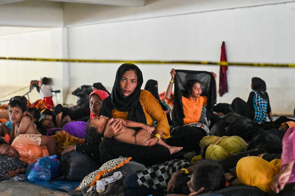 Pengungsi Rohingya sedang berada di lantai bawah tanah, di sebuah gedung pemerintah, di Banda Aceh, Aceh, 13 Desember 2023. 