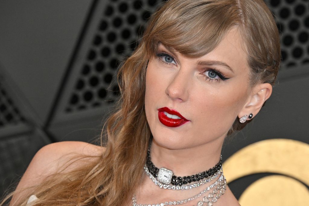 Penyanyi dan penulis lagu AS, Taylor Swift, pada acara Grammy Award ke-66 di Crypto.com Arena, Los Angeles, Minggu (4/2/2024). 