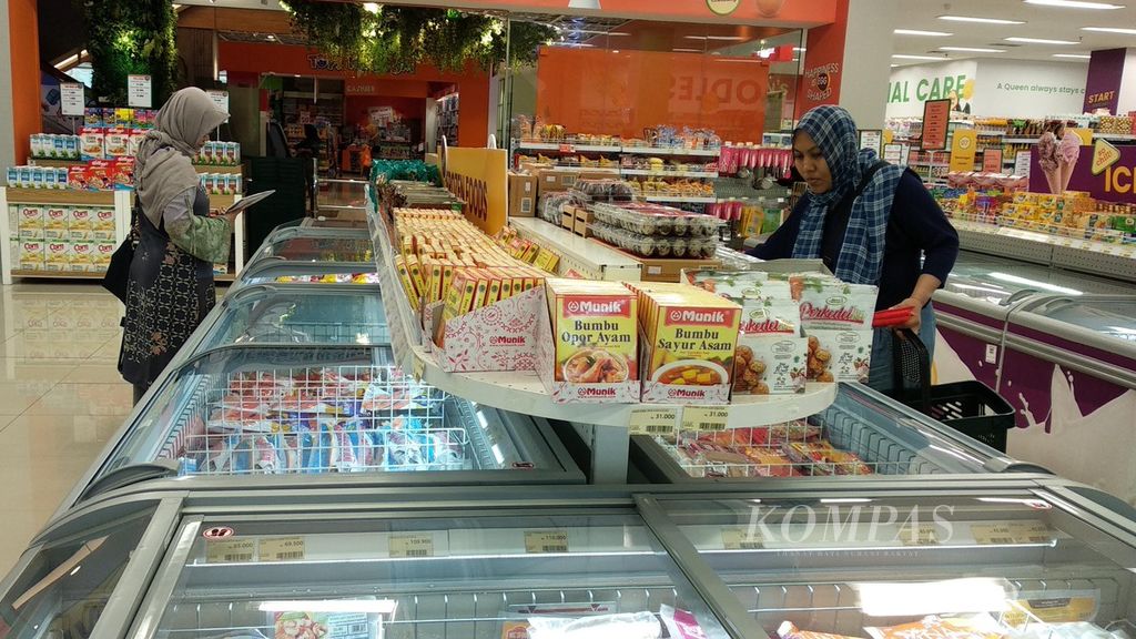 Pengunjung memilih barang belanjaan di sebuah supermarket di kawasan Bintaro, Tangerang Selatan, Rabu (19/2/2020). 