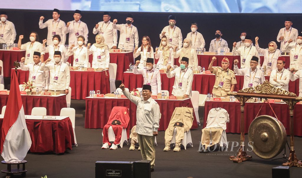 Ketua Umum Partai Gerindra Prabowo Subianto (tengah) bersama jajaran pengurus partai menghadiri pembukaan Rapat Pimpinan Nasional (Rapimnas) Partai Gerindra di Sentul, Bogor, Jawa Barat, Jumat (12/8/2022). 