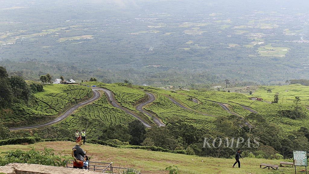 Pengunjung  bersantai di Tugu Rimau, kaki Gunung Dempo, Kota Pagar Alam, Sumatera Selatan, dengan ketinggian 1.820 mdpl,  15 Desember 2017.