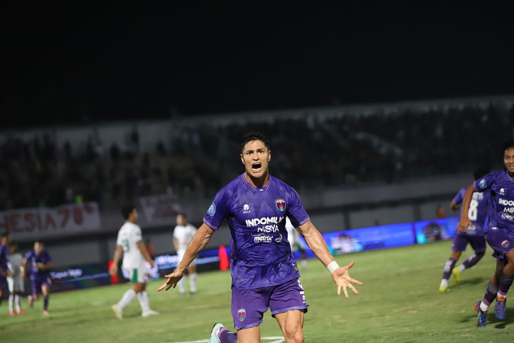 Penyerang Persita Tangerang, Ramiro Fergonzi, merayakan gol pertamanya ke gawang PSS Sleman pada laga BRI Liga 1, Jumat (18/8/2023), di Stadion Indomilk Arena. Persita tumbang, 2-3, sehingga menelan empat kekalahan beruntun.