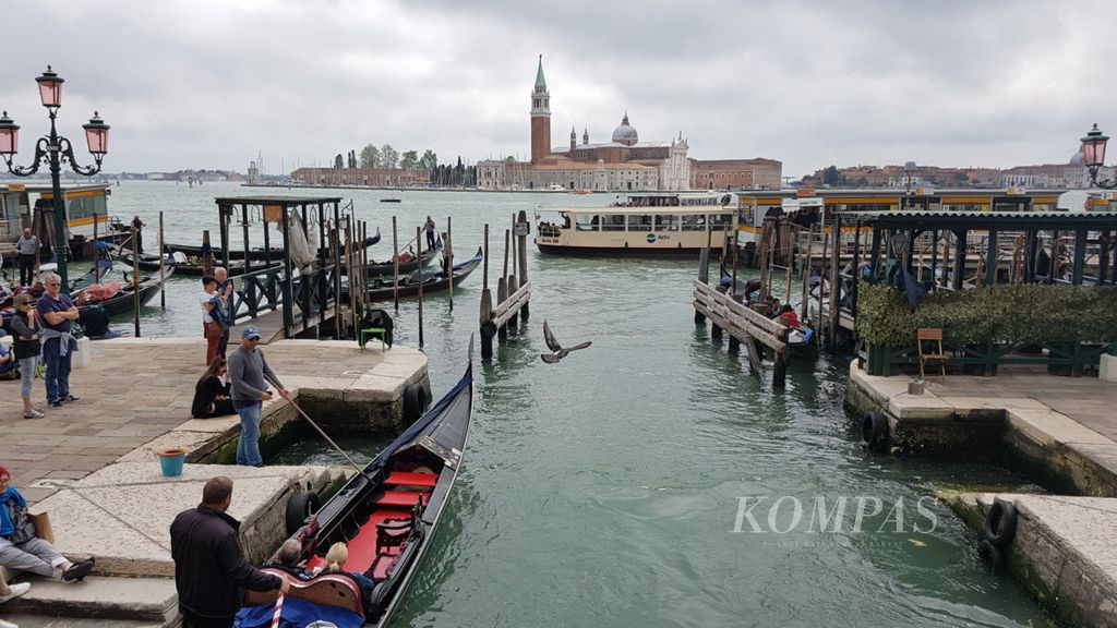 The atmosphere at the port in the Arsenale area, Venice, Italy, Saturday (11/5/2019).