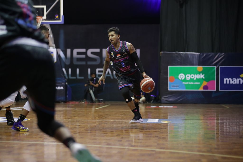 Aksi<i> guard </i>veteran Amartha Hangtuah Jakarta, Kelly Purwanto, saat melawan West Bandits Solo pada IBL 2021. Nama Kelly tak lagi menjadi pilihan penggemar pada IBL Sll-Star 2022, memperlihatkan semakin banyaknya calon bintang baru dan meluasnya pasar penonton liga. 