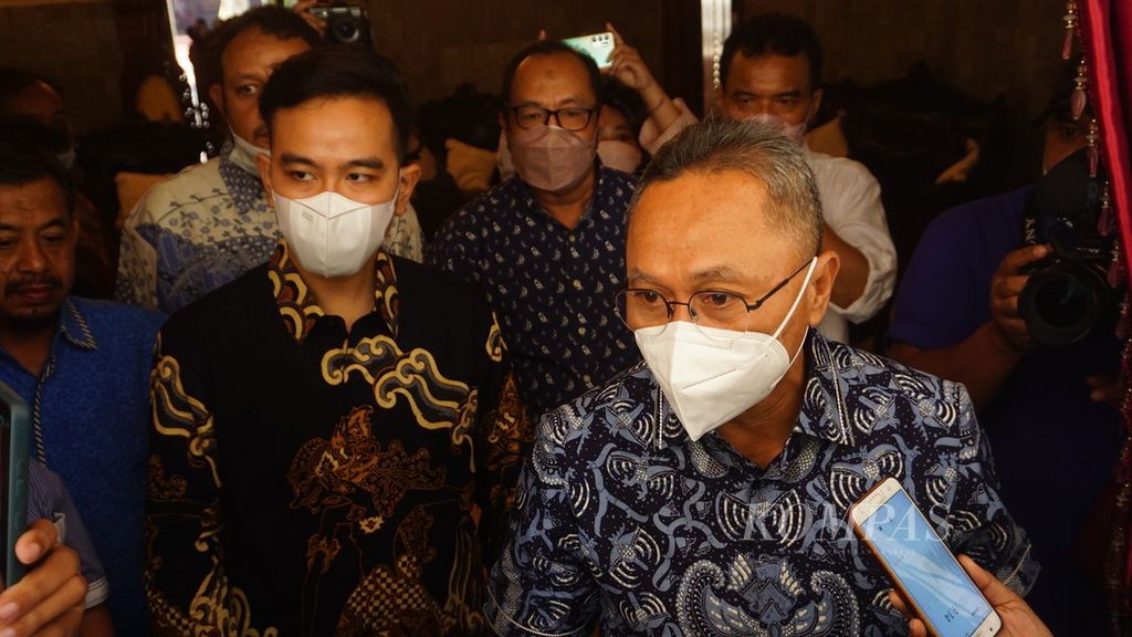 Ketua Umum PAN Zulkifli Hasan (kanan) dan Wali Kota Surakarta Gibran Rakabuming Raka (kiri) menjawab pertanyaan wartawan seusai pertemuan tertutup di antara kedua belah pihak, di Loji Gandrung, Kota Surakarta, Jawa Tengah, Senin (28/3/2022). Pertemuan keduanya berlangsung selama lebih kurang 1 jam.