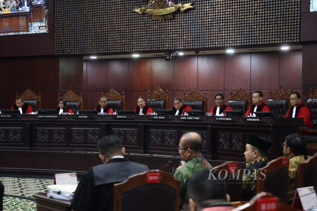 Suasana pembacaan putusan perselisihan hasil pemilihan umum Pilpres 2024 oleh hakim konstitusi di Mahkamah Konstitusi, Jakarta, Senin (22/4/2024). Tampak jajaran anggota Komisi Pemilihan Umum. 