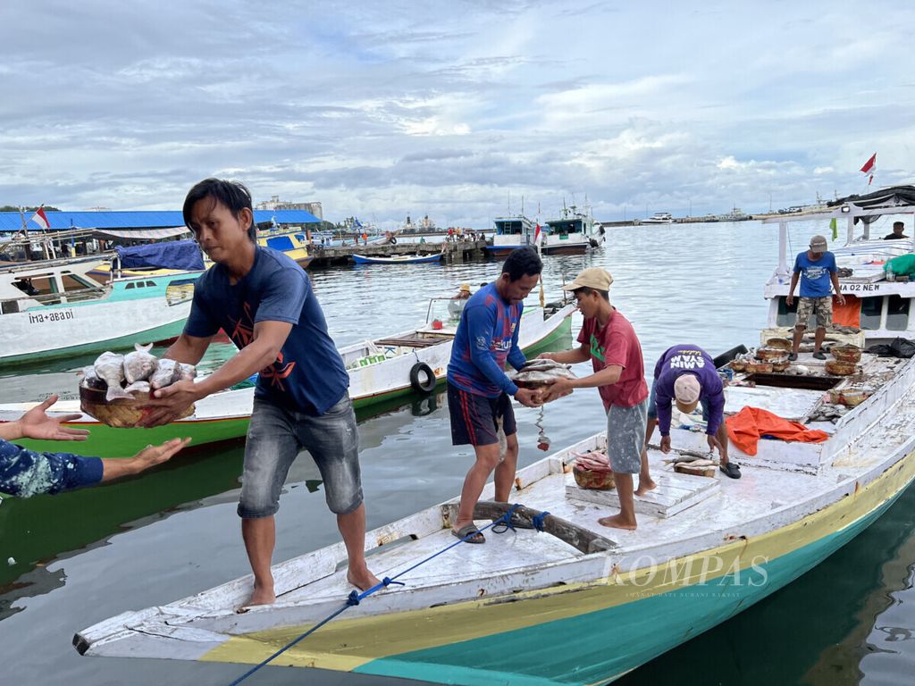 Kapal ikan berlabuh di Pelabuhan Pendaratan Ikan Paotere, Makassar, Rabu (12/1/2022). Di pelabuhan ini, setidaknya dua kali sehari kapal-kapal Ikan berlabuh. Dari Paotere, ikan dikirim ke rumah-rumah makan di Makassar. Sebagian dijual untuk menjadi konsumsi rumah tangga.